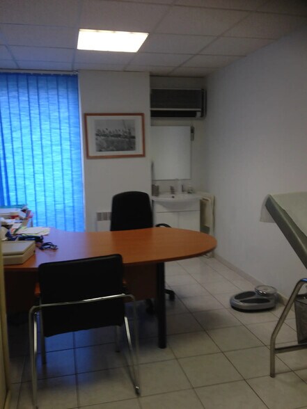 Office in Marseille for lease - Interior Photo - Image 2 of 5