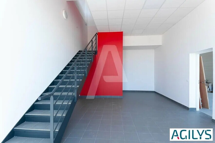 Flex in Montgeron for sale - Building Photo - Image 2 of 9