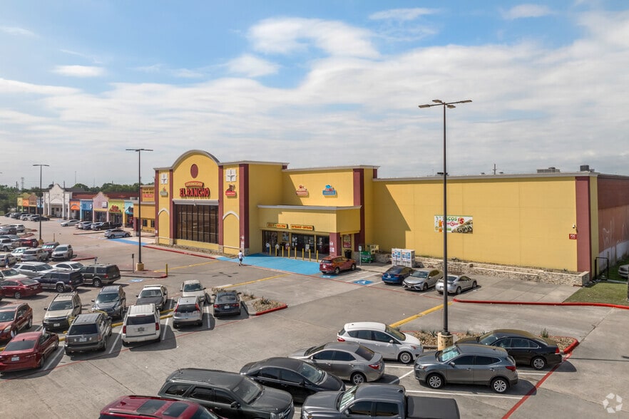 11303-11495 Veterans Memorial Dr, Houston, TX for lease - Building Photo - Image 1 of 7