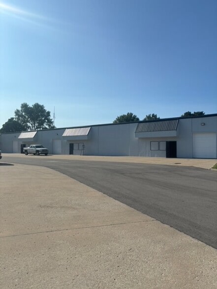 11513 Strang Line Rd, Olathe, KS for lease - Building Photo - Image 3 of 3