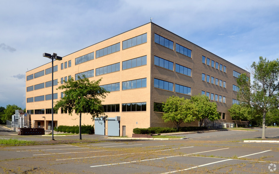 400 Executive Blvd, Southington, CT for lease - Building Photo - Image 2 of 7