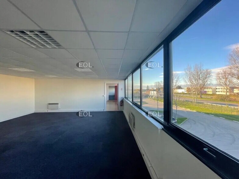 Industrial in Élancourt for lease - Interior Photo - Image 3 of 8