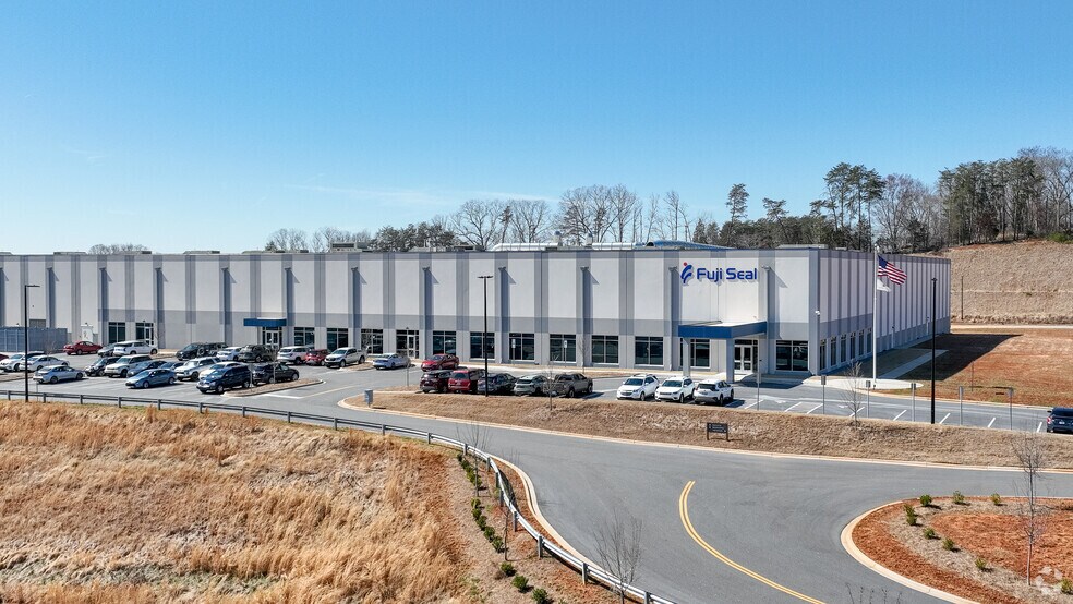 1801 Lutetium Cir, Newton, NC for sale - Primary Photo - Image 1 of 1