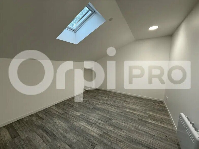 Office in Le Havre for lease - Building Photo - Image 2 of 11