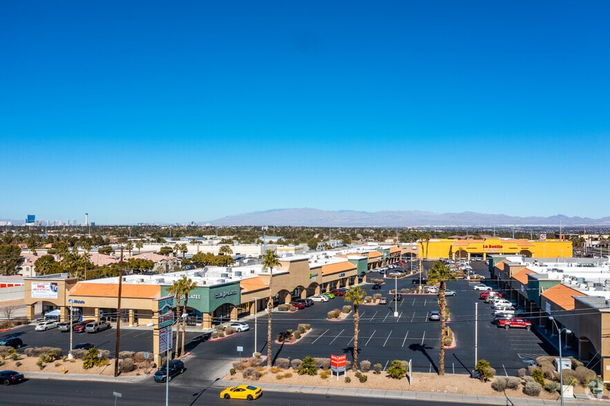 2801-2851 N Green Valley Pky, Henderson, NV for lease - Building Photo - Image 3 of 4