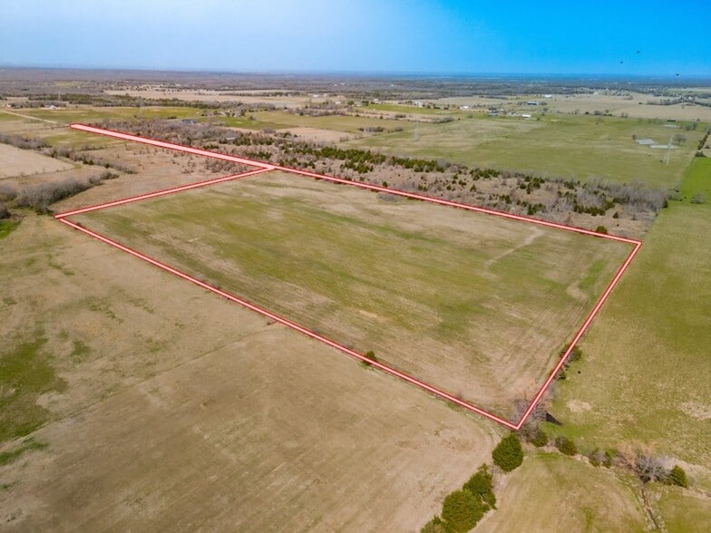 1445 Circle Dr, Bonham, TX for sale - Building Photo - Image 2 of 4