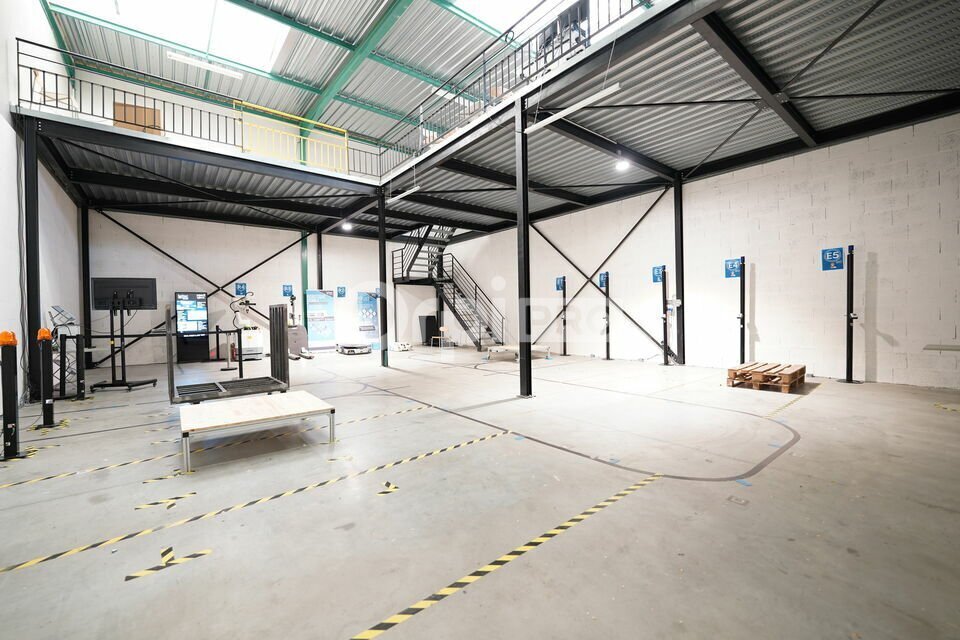 Location Local d'activités 250 m² - Photo 1