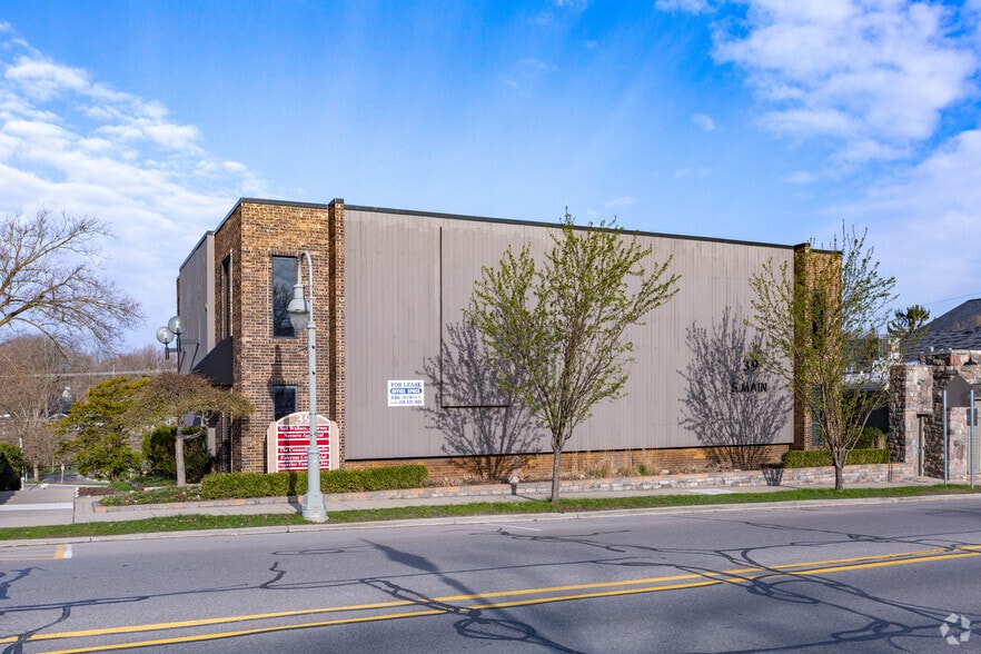 39 S Main St, Clarkston, MI 48346