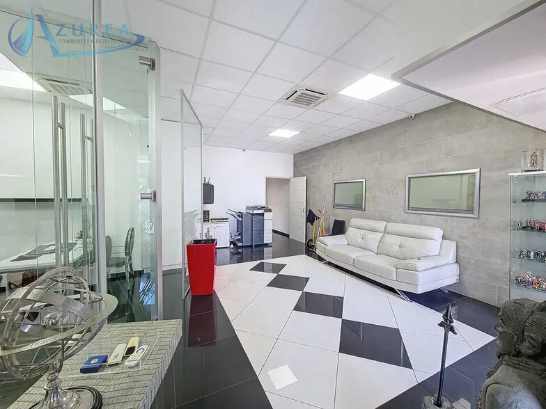 Retail in Antibes for lease - Interior Photo - Image 3 of 10