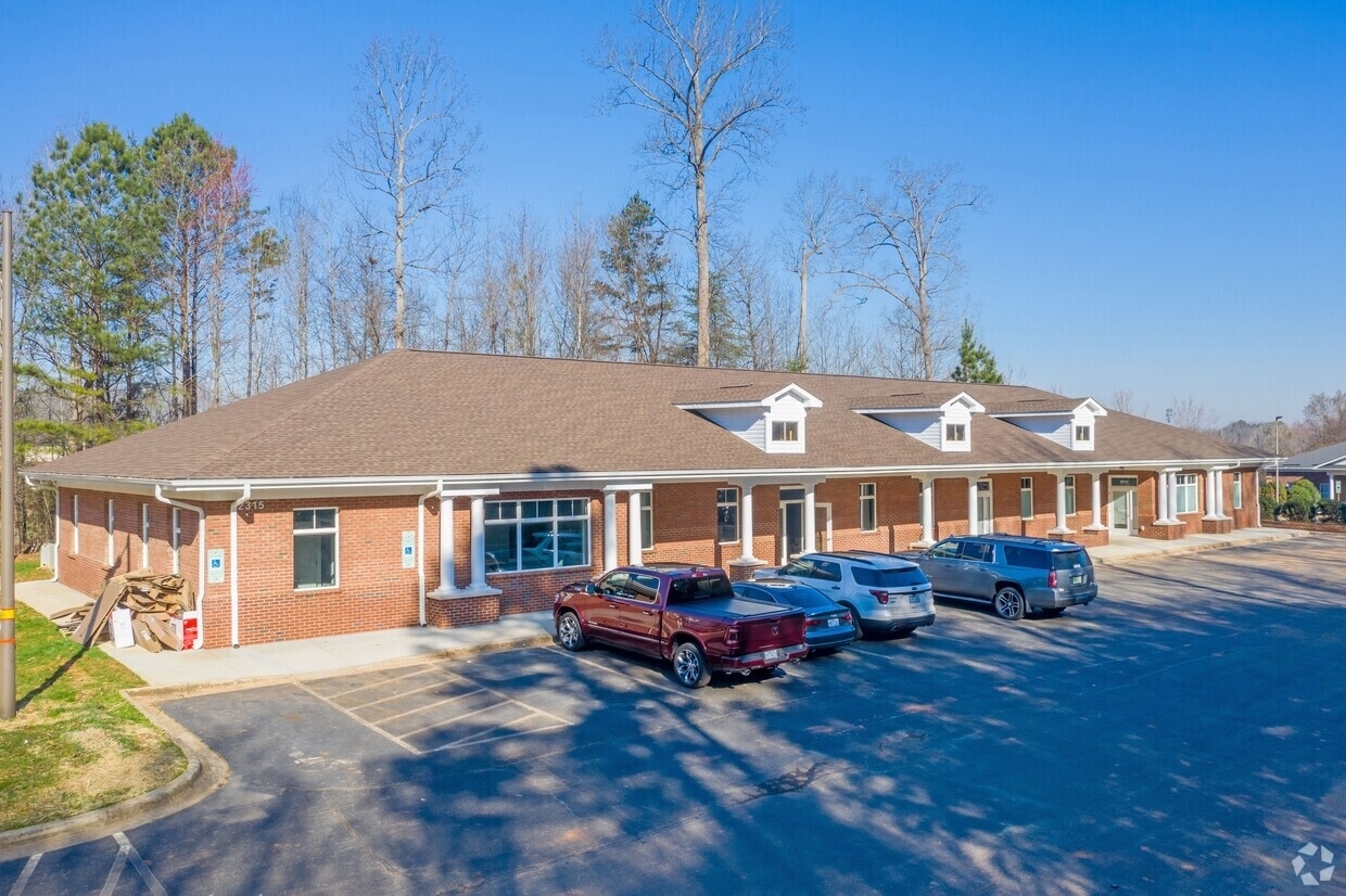 2501 E W T Harris Blvd, Charlotte, NC for lease Primary Photo- Image 1 of 2