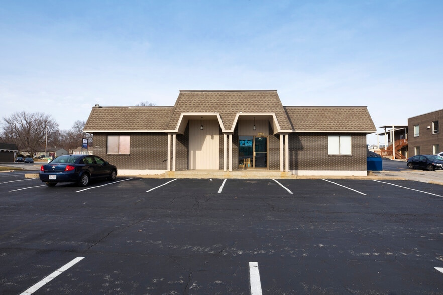 3903-3913 S Lynn Ct, Independence, MO for lease - Building Photo - Image 3 of 46