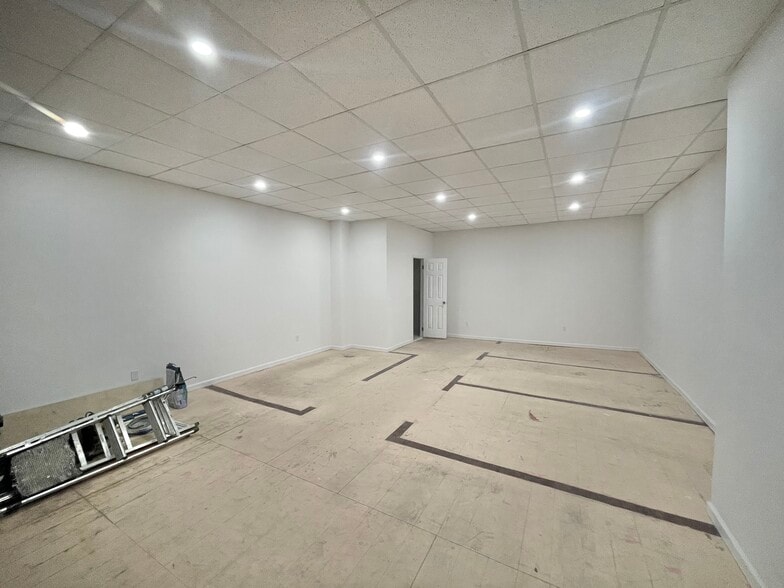 676 Onderdonk Ave, Ridgewood, NY for lease - Building Photo - Image 3 of 6