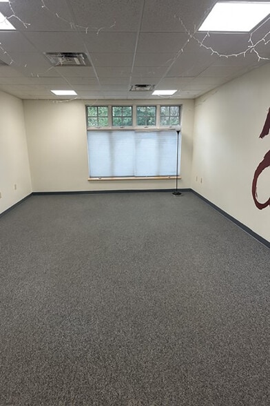 11 Parkwood Dr, Augusta, ME for lease - Interior Photo - Image 3 of 5