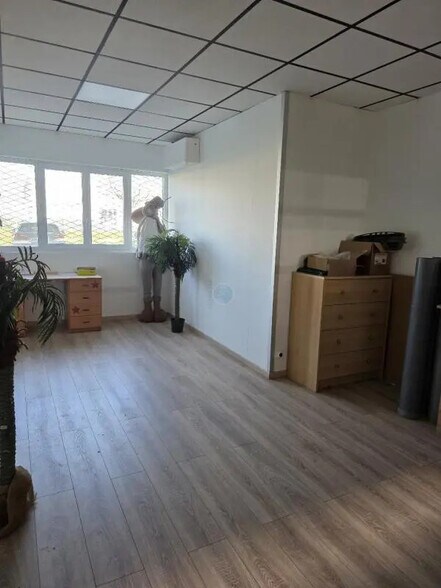 Flex in Ingré for lease - Interior Photo - Image 3 of 5