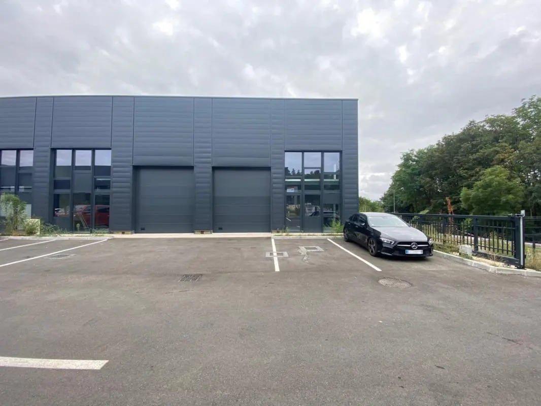 Flex in Chaponost for lease Building Photo- Image 1 of 6