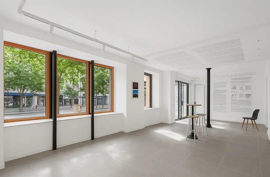 Retail in Paris for lease - Interior Photo - Image 2 of 3