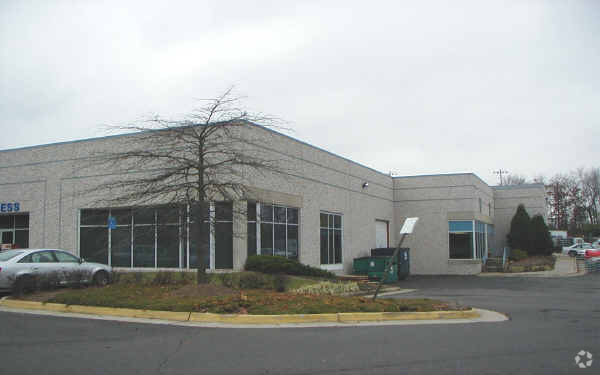 2770-2782 Towerview Rd, Herndon, VA for lease - Building Photo - Image 3 of 5