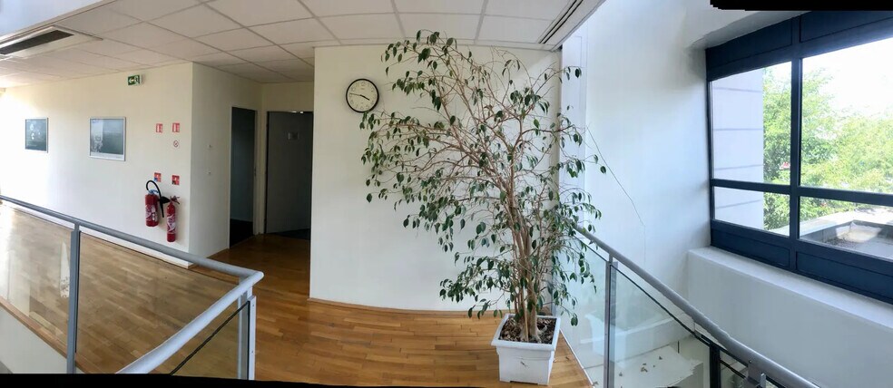Flex in Croissy-sur-Seine for lease - Interior Photo - Image 3 of 7