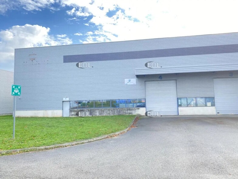 Industrial in Genas for lease - Building Photo - Image 1 of 8