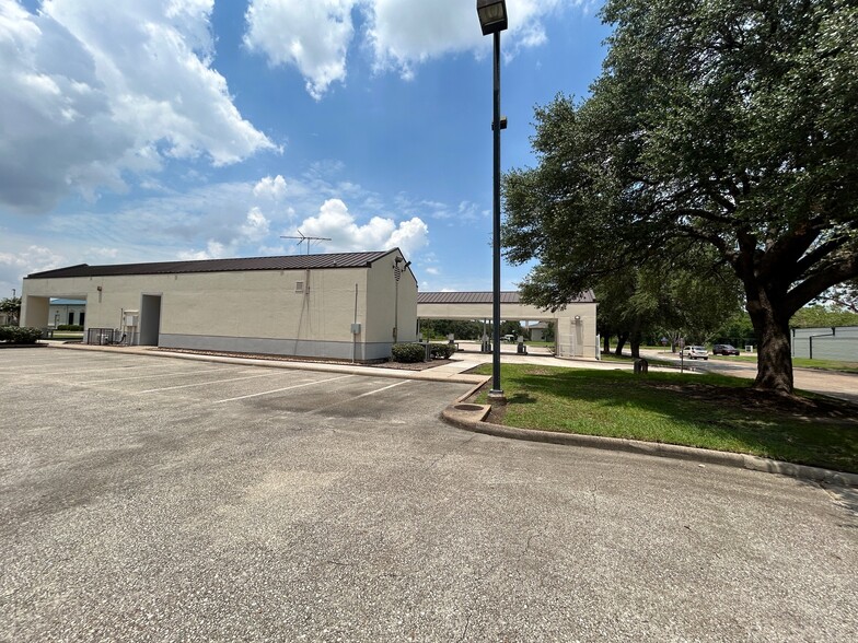 723 Rollingbrook Dr, Baytown, TX for sale - Building Photo - Image 3 of 24