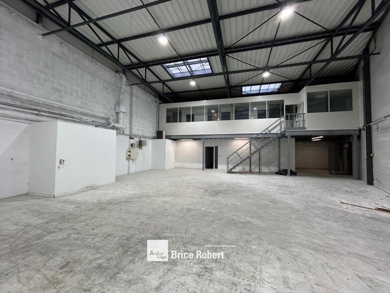 Flex in Saint Priest for lease - Interior Photo - Image 2 of 6