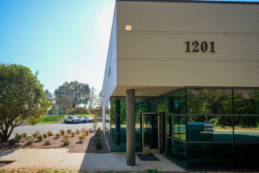 1201-1221 Wood Ridge Center Dr, Charlotte, NC for lease - Building Photo - Image 3 of 15