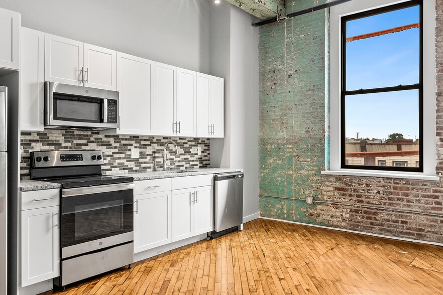 Port Richmond Loft Portfolio | 185 Units portfolio of 3 properties for sale on LoopNet.com - Building Photo - Image 3 of 22