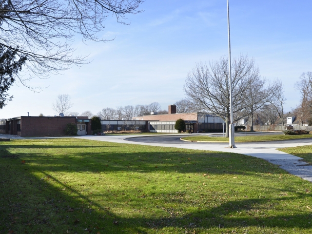 350 Higbie Ln, West Islip, NY for lease - Primary Photo - Image 1 of 19