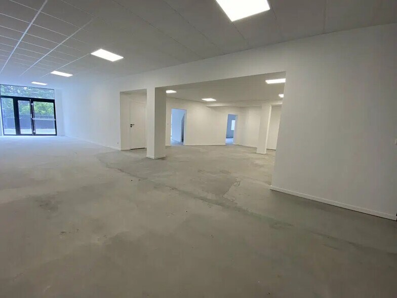 Flex in Tinqueux for lease - Building Photo - Image 2 of 8