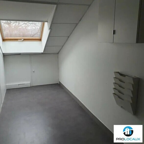 Office in Eybens for lease - Building Photo - Image 2 of 4