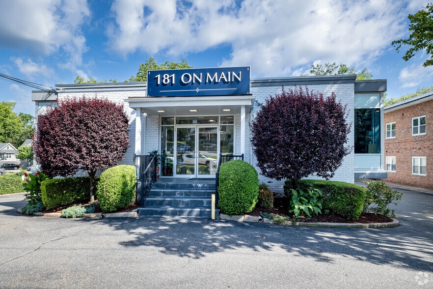 181 Main St, Huntington, NY for lease - Building Photo - Image 1 of 22