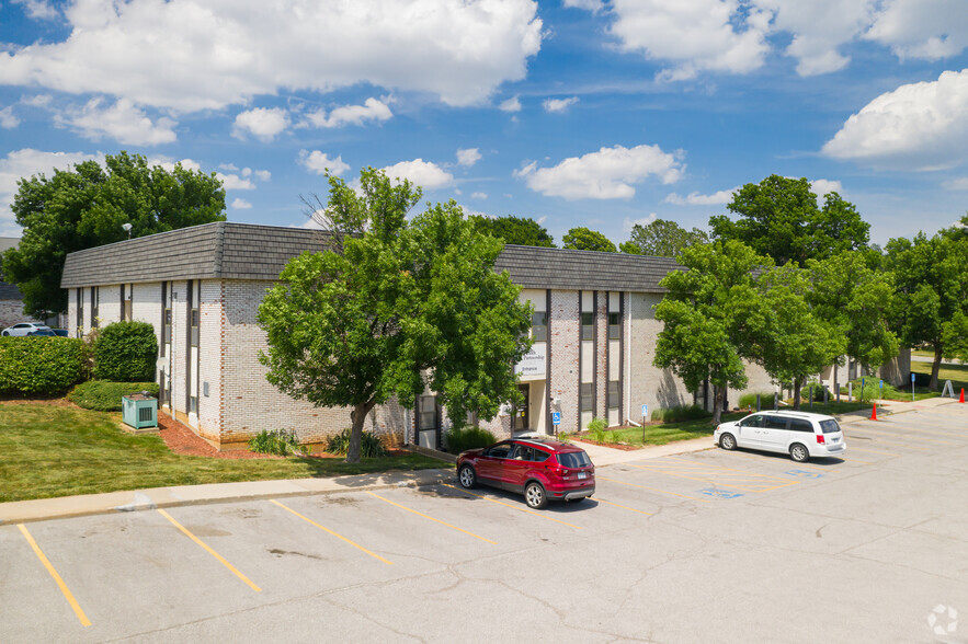 405-407 S Clairborne Rd, Olathe, KS for lease - Building Photo - Image 1 of 10