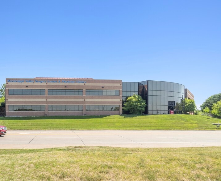 3385-3400 Dexter Ct, Davenport, IA for sale - Building Photo - Image 1 of 1