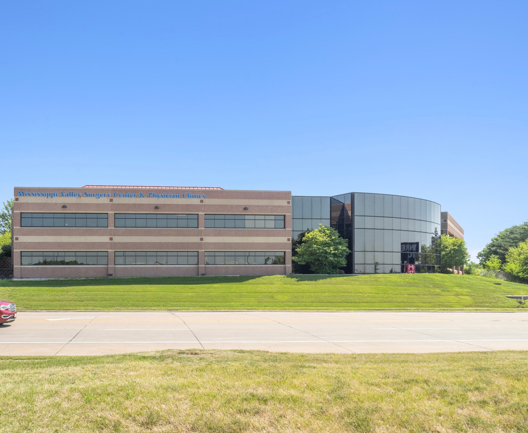 3385-3400 Dexter Ct, Davenport, IA for sale Building Photo- Image 1 of 1
