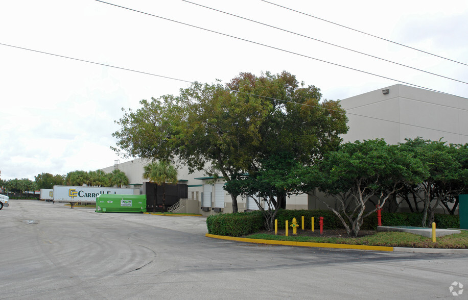 701 NW 33rd St, Pompano Beach, FL for lease - Building Photo - Image 1 of 12