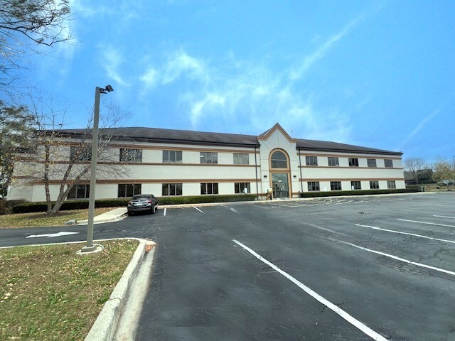 2615 Three Oaks Rd, Cary, IL for lease - Building Photo - Image 3 of 10