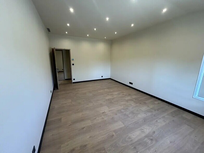 Flex in Saint-Rémy-de-Provence for lease - Interior Photo - Image 1 of 3