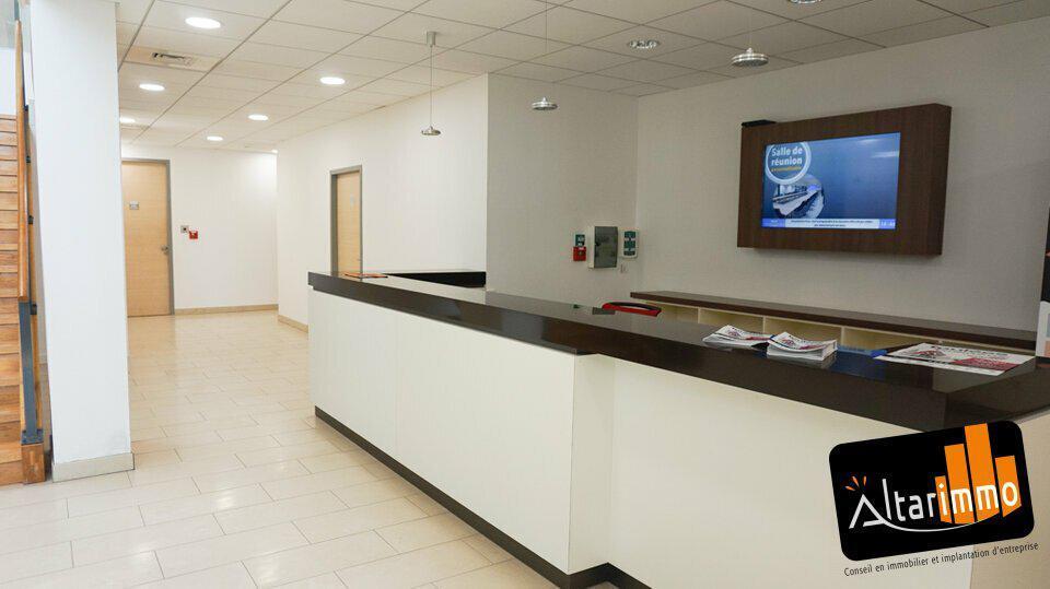 Office in Chartres for lease - Lobby - Image 2 of 7