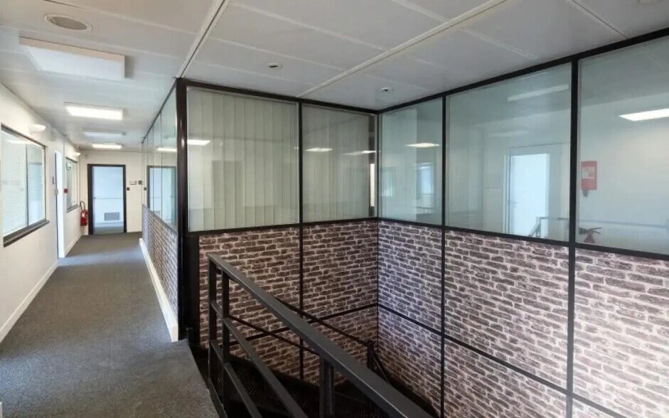 Flex in Morangis for lease - Building Photo - Image 3 of 6