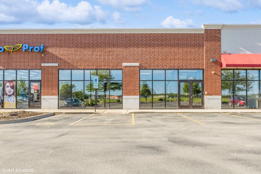 1852-1866 Towne Centre Dr, North Aurora, IL for lease - Building Photo - Image 2 of 18