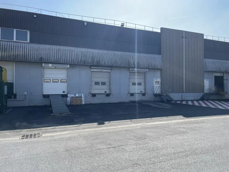 Industrial in Stains for lease Building Photo- Image 1 of 9