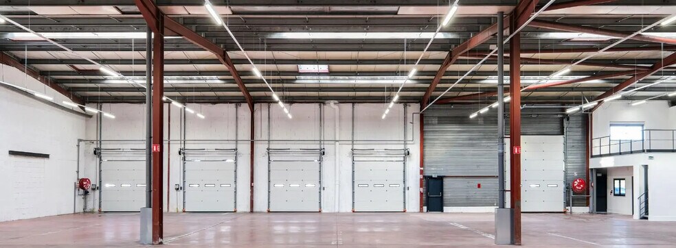 Office in Corbas for lease - Interior Photo - Image 2 of 4