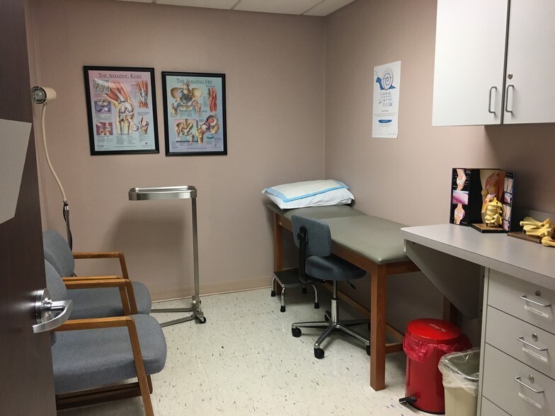 100 Schuylkill Medical Plz, Pottsville, PA for sale - Interior Photo - Image 2 of 9