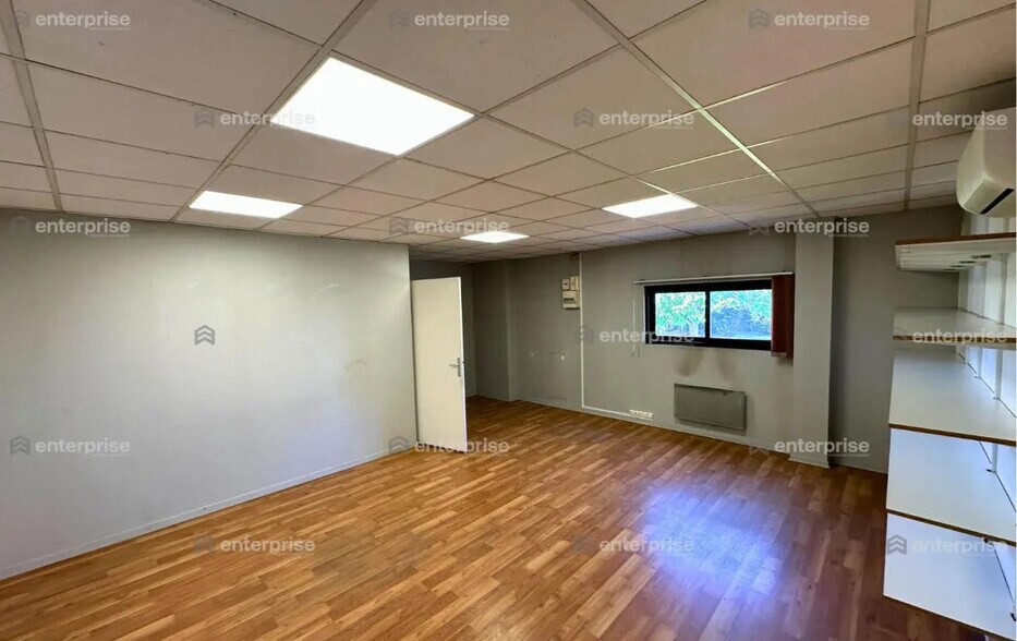 Flex in Beauvais for lease - Interior Photo - Image 3 of 6