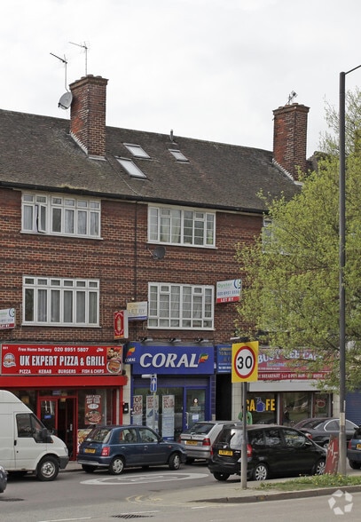 853 Honeypot Ln, Stanmore for sale - Primary Photo - Image 1 of 1