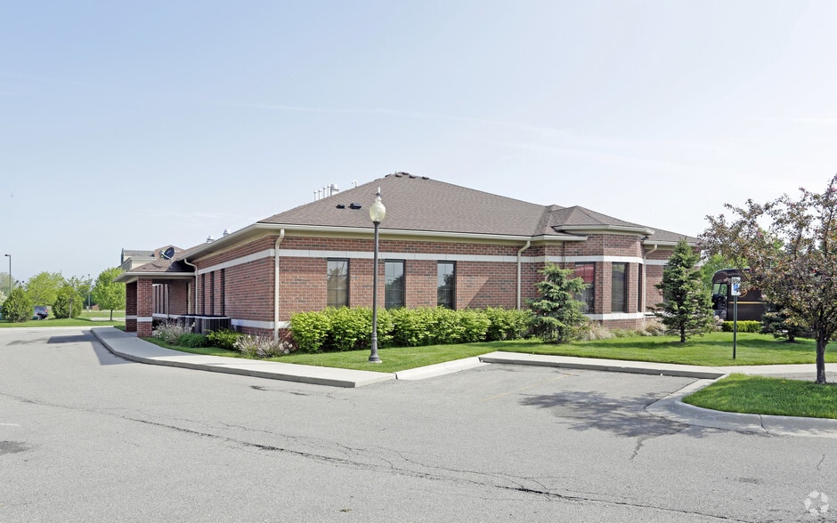 45399 Utica Park Blvd, Utica, MI for sale - Building Photo - Image 3 of 7