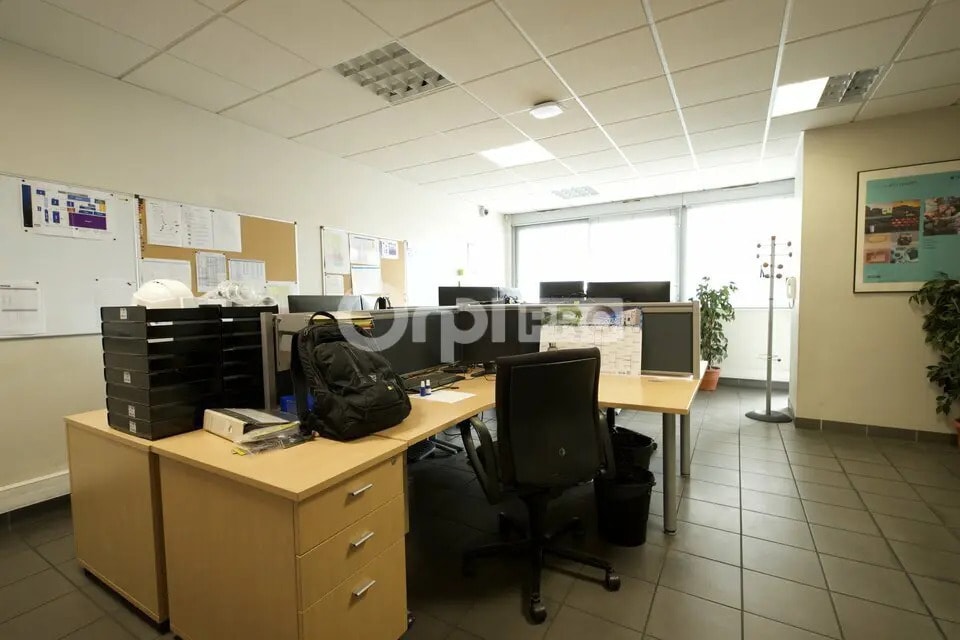 Office in Dagneux for lease Building Photo- Image 1 of 6