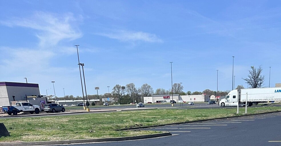 3180 James Sanders Blvd portfolio of 2 properties for sale on LoopNet.com - Primary Photo - Image 1 of 2