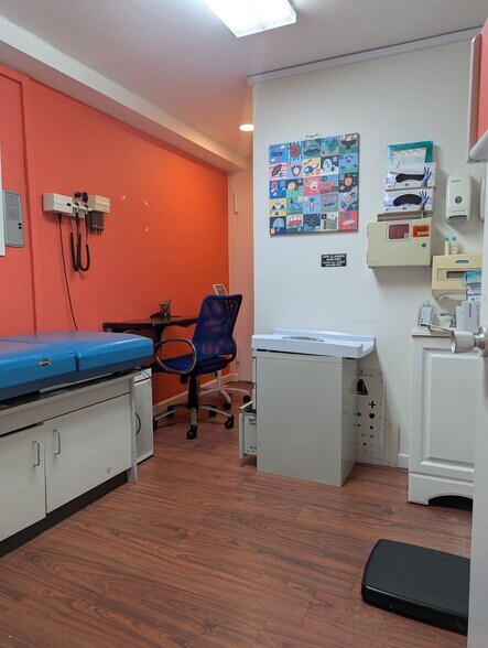 11 E 86th St, New York, NY for sale - Interior Photo - Image 3 of 12