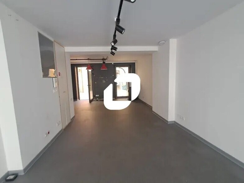 Retail in Bordeaux for lease - Building Photo - Image 2 of 10